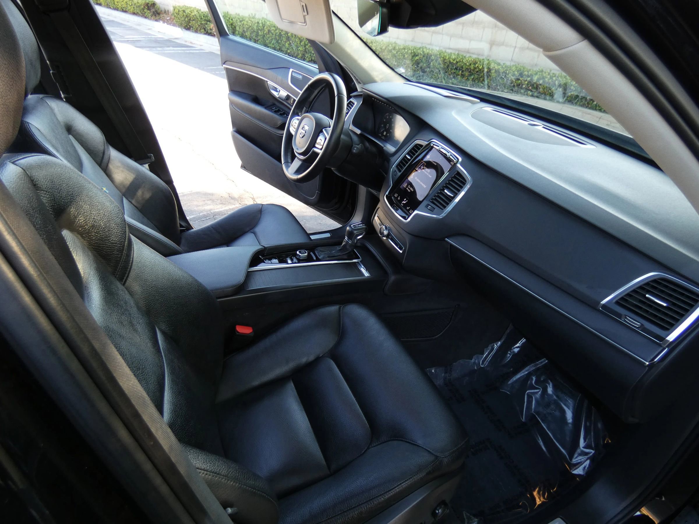 Used 2020 Volvo XC90 T6 Momentum image 25