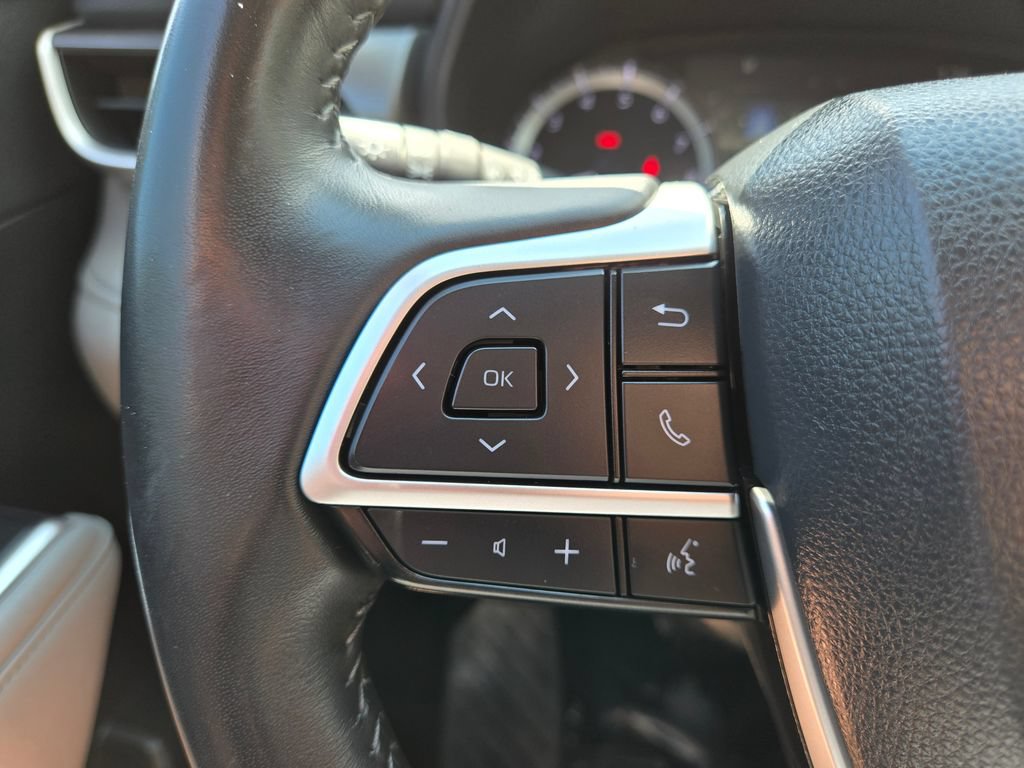 Used 2024 Toyota Highlander LE FWD image 21