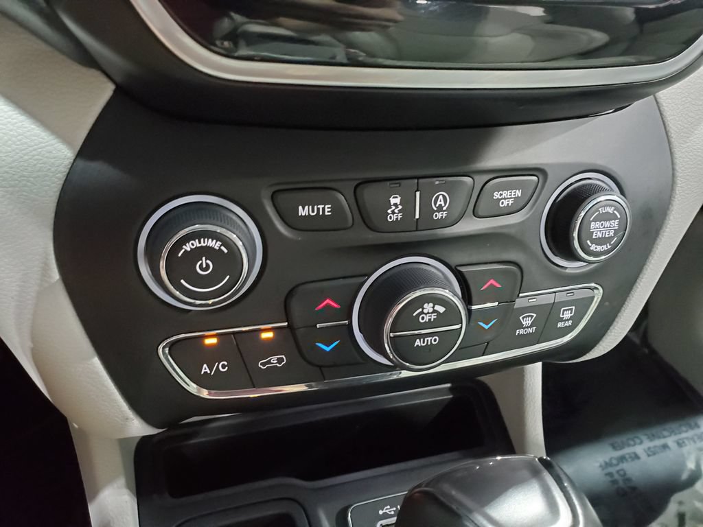 Used 2020 Jeep Cherokee Limited w/ Luxury Group FWD image 35