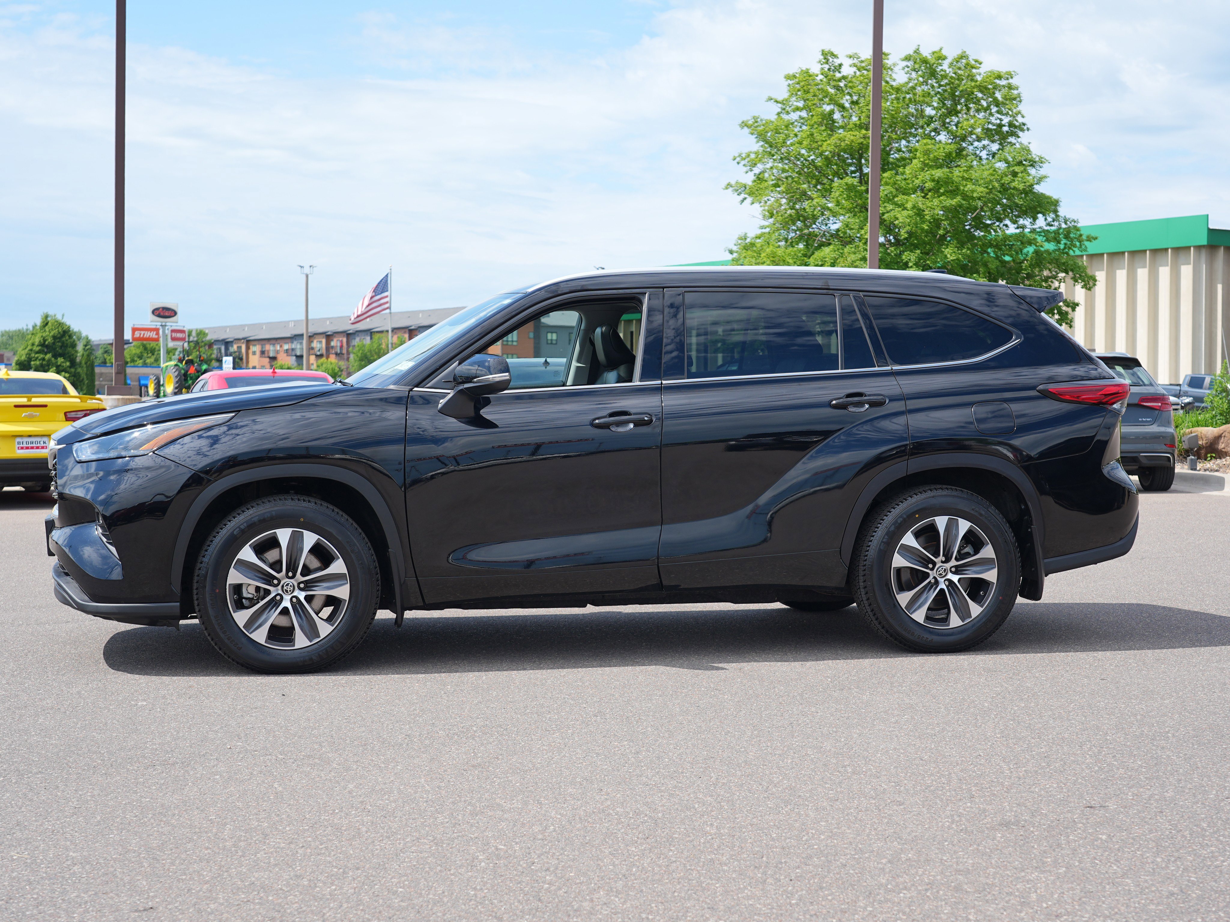 Used 2022 Toyota Highlander XLE AWD/4WD image 6