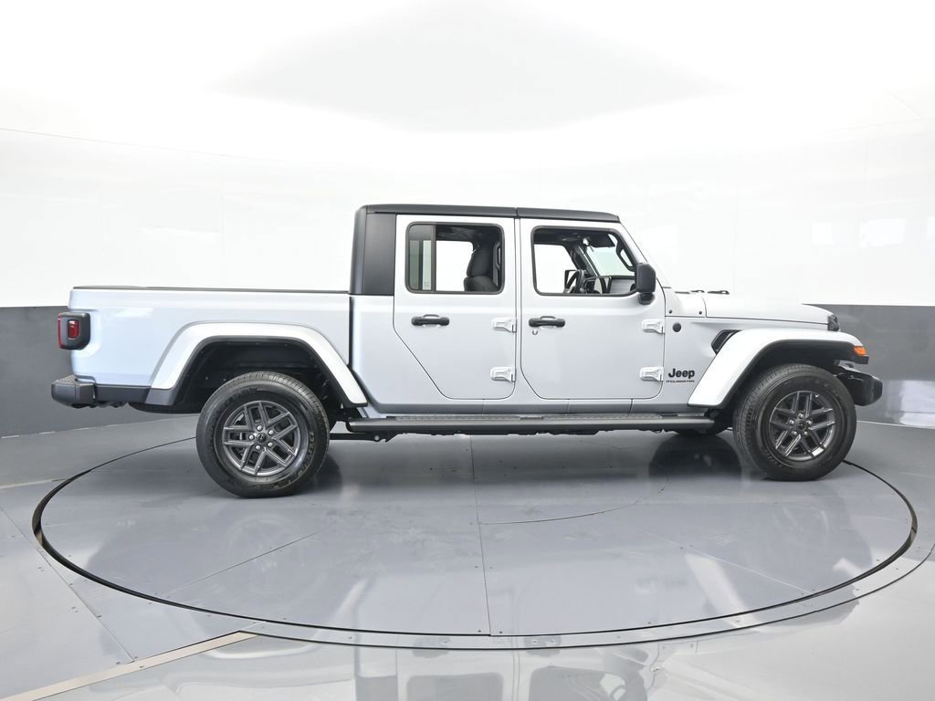 Used 2024 Jeep Gladiator Sport image 7