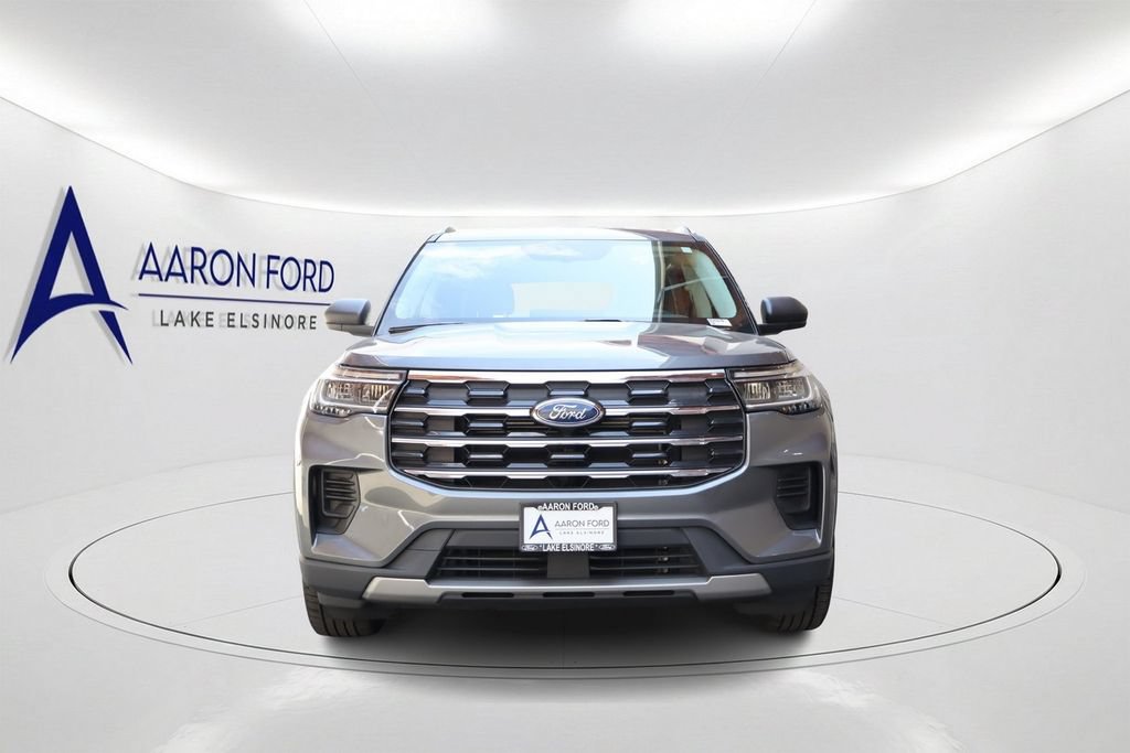 Used 2025 Ford Explorer Active AWD/4WD image 2