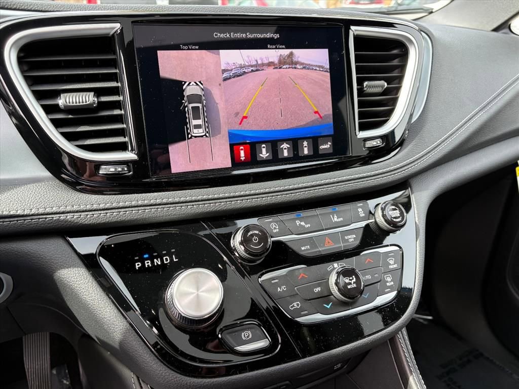 New 2026 Chrysler Pacifica Limited w/ Uconnect Theater Family Group image 8