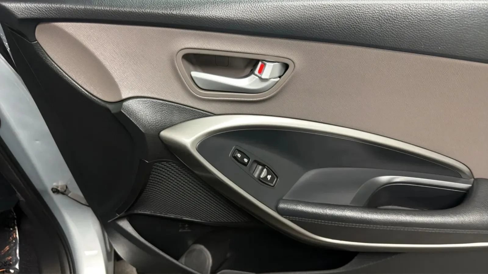 Used 2017 Hyundai Santa Fe SE FWD image 17