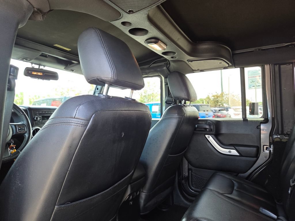 Used 2017 Jeep Wrangler Unlimited Sahara w/ Connectivity Group AWD/4WD image 25