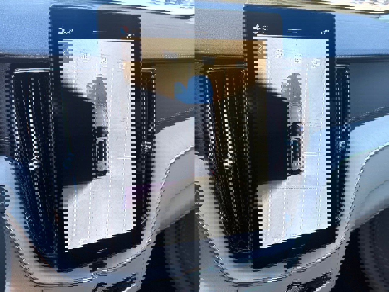 New 2026 Volvo XC60 T8 Ultra w/ Protection Package Premier image 16