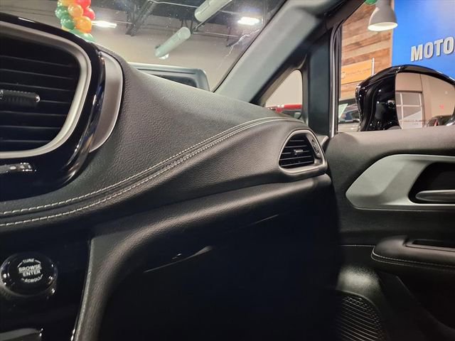 Used 2024 Chrysler Pacifica Select image 24