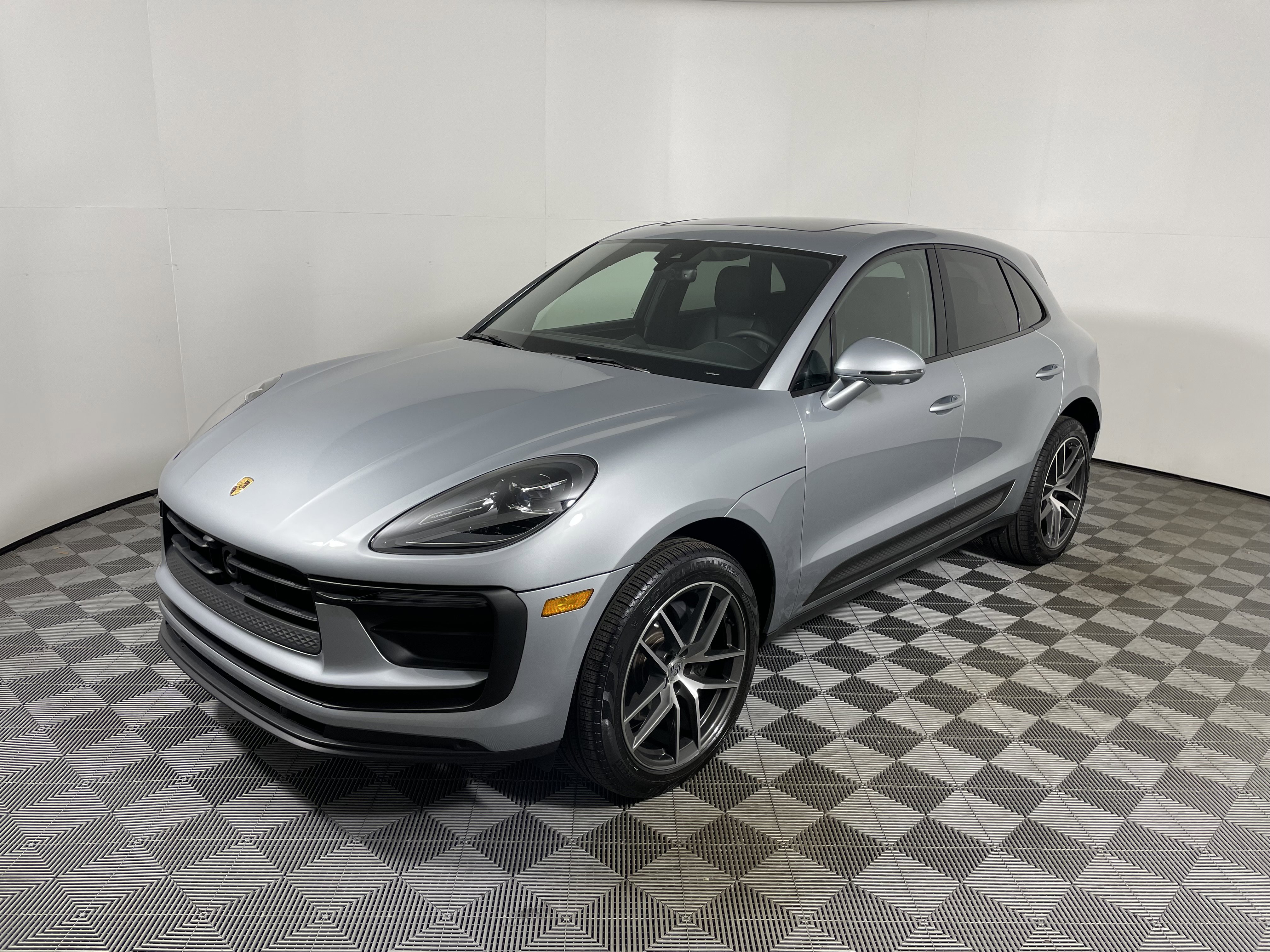 Used 2025 Porsche Macan image 11