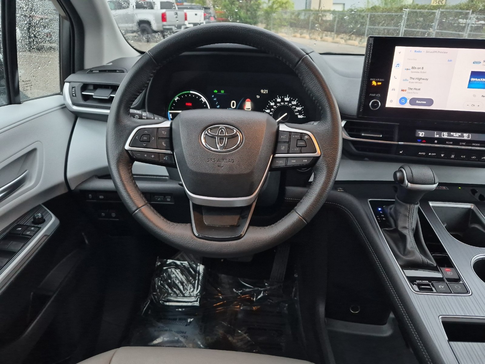 Used 2025 Toyota Sienna XLE FWD image 13