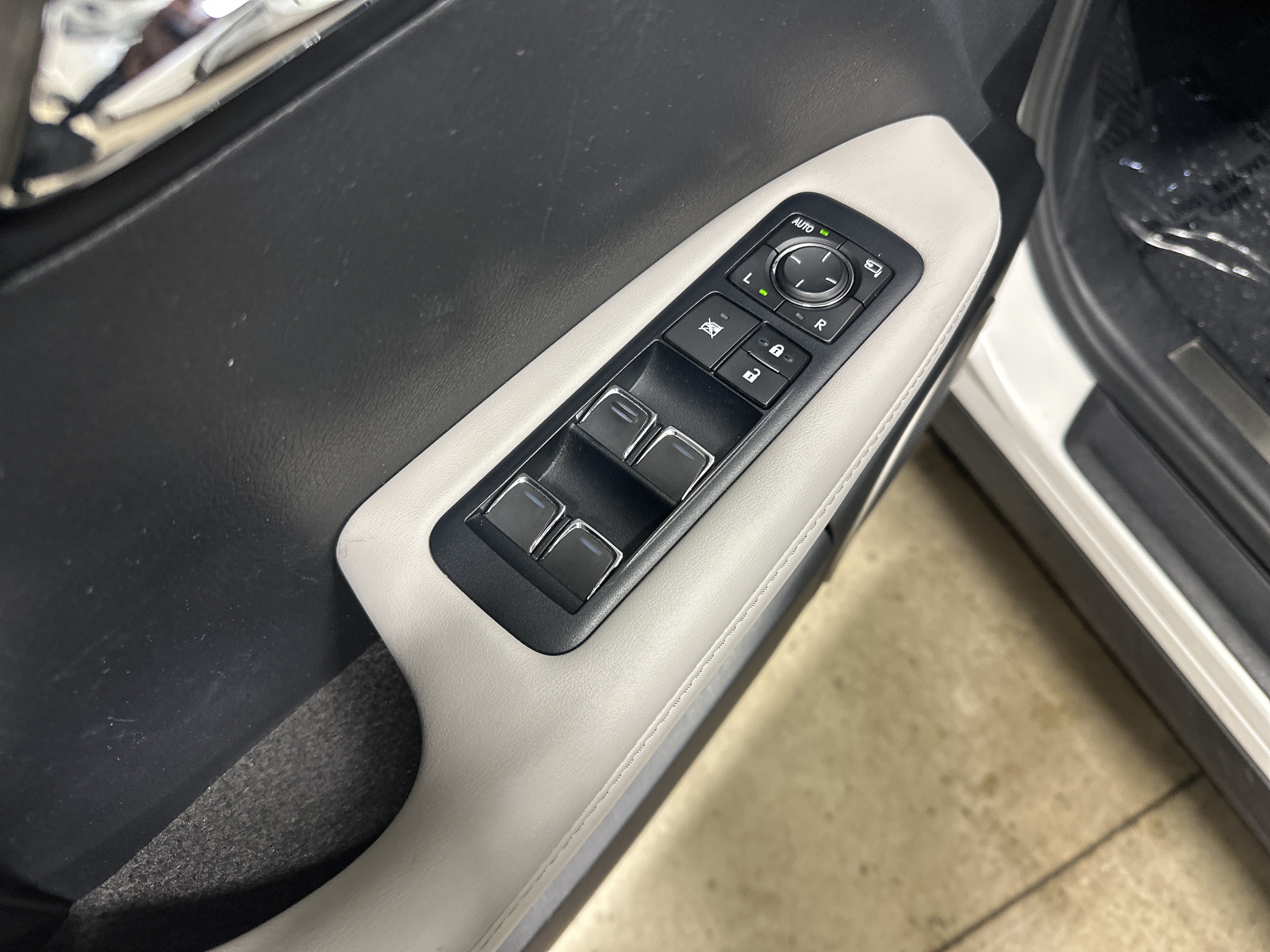 Used 2018 Lexus RX 350L AWD w/ Premium Package image 17