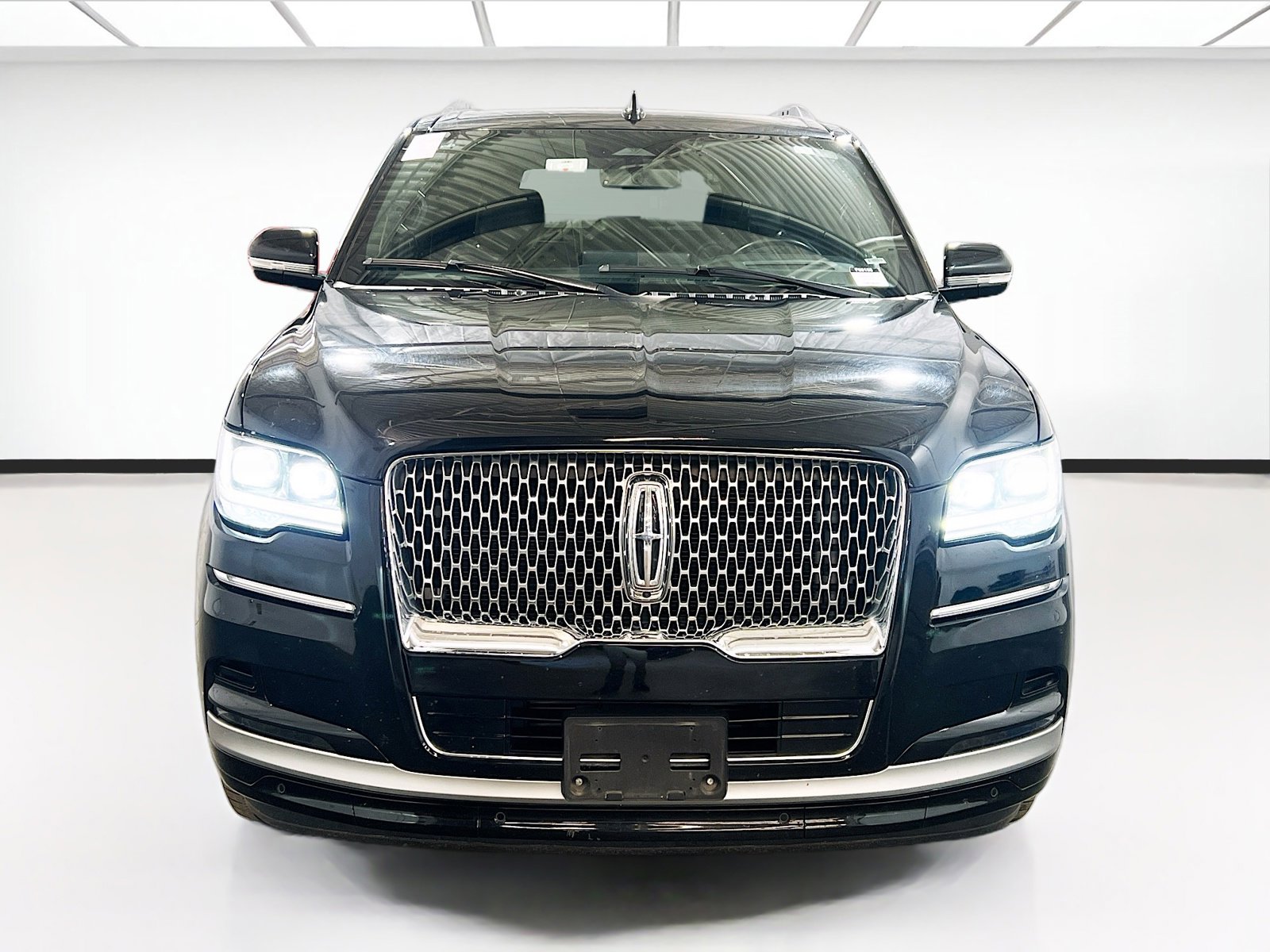 Used 2024 Lincoln Navigator Reserve image 2