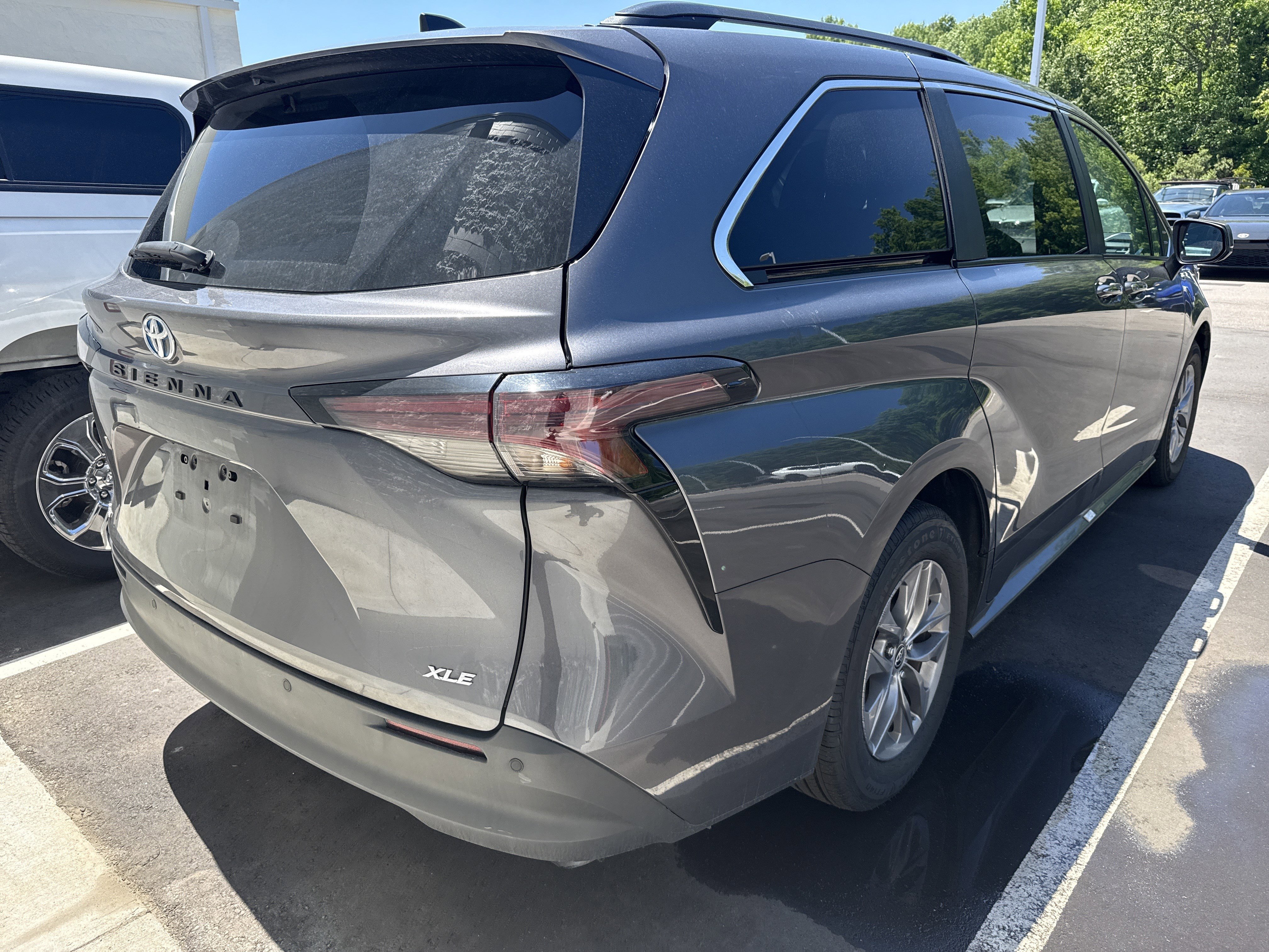 Used 2025 Toyota Sienna XLE FWD image 9