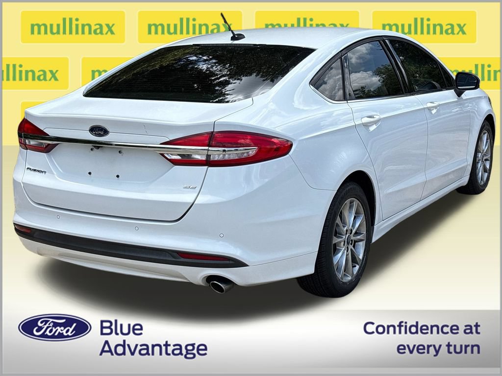 Used 2017 Ford Fusion SE w/ Fusion SE Technology Package FWD image 4