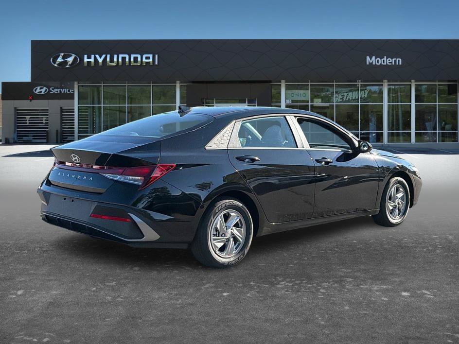 New 2026 Hyundai Elantra SE FWD image 3