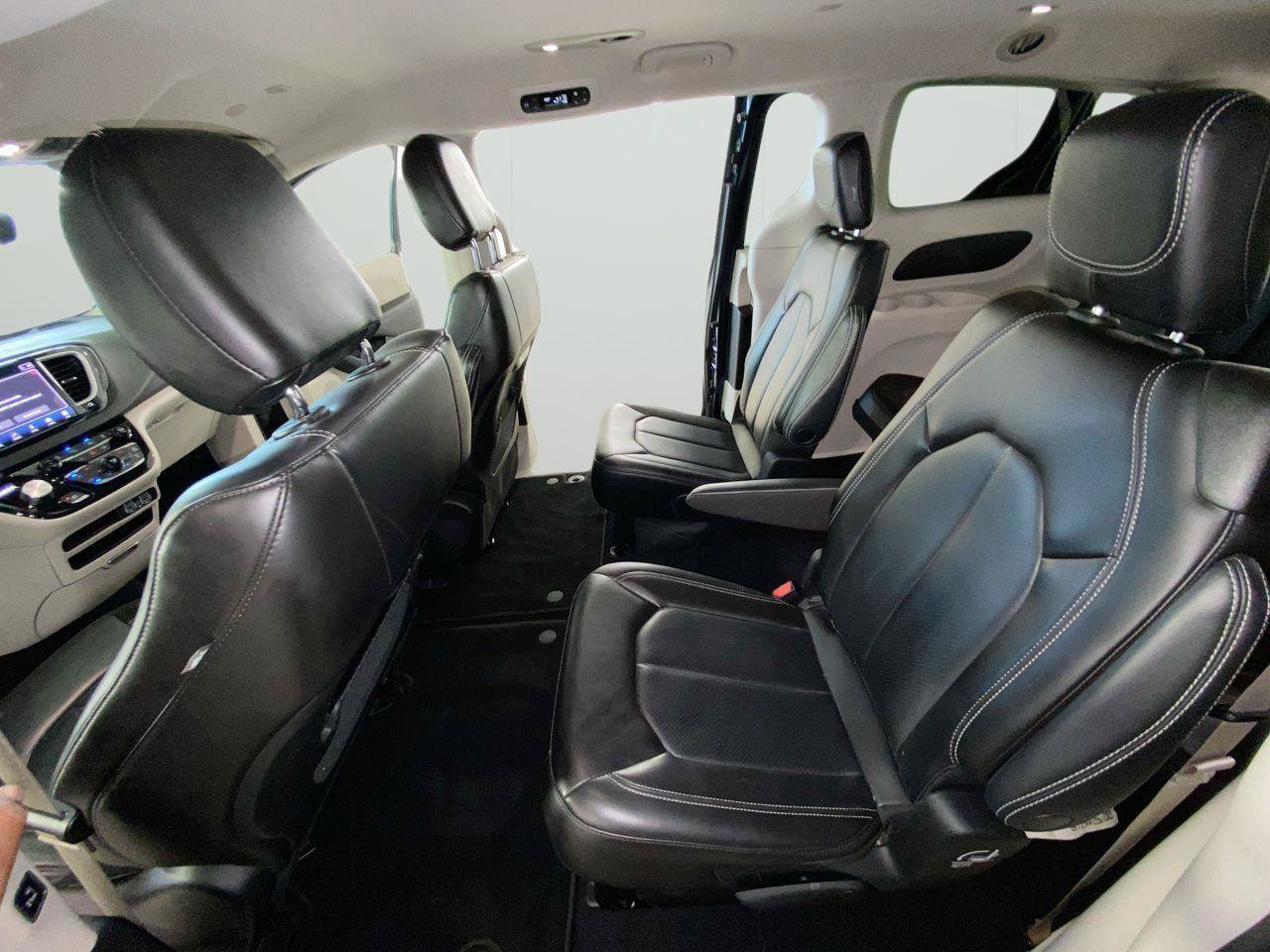 Used 2023 Chrysler Pacifica Touring-L FWD image 13