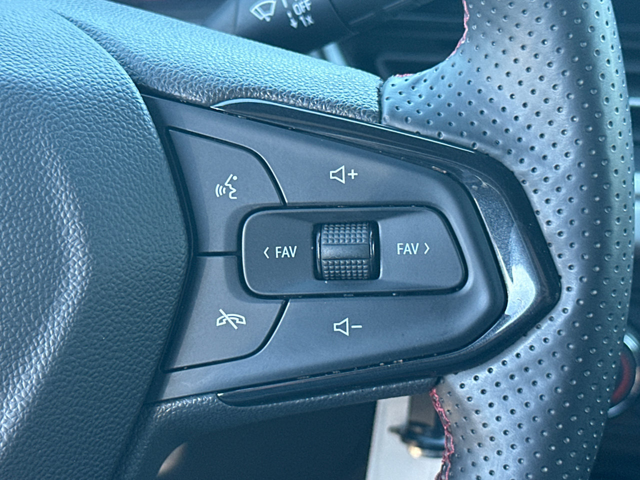 Used 2024 Chevrolet Trax RS w/ Driver Confidence Package FWD image 25