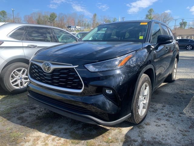 Used 2024 Toyota Highlander LE image 4