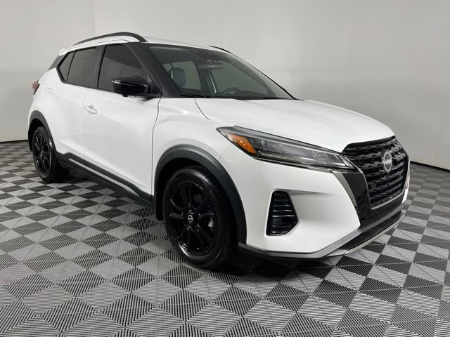 Used 2024 Nissan Kicks SR w/ SR Premium Package FWD image 3
