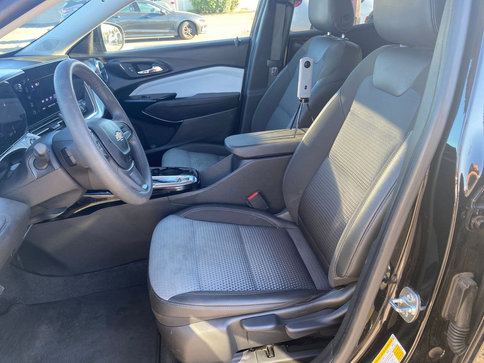 Used 2025 Chevrolet Trax LT FWD image 28