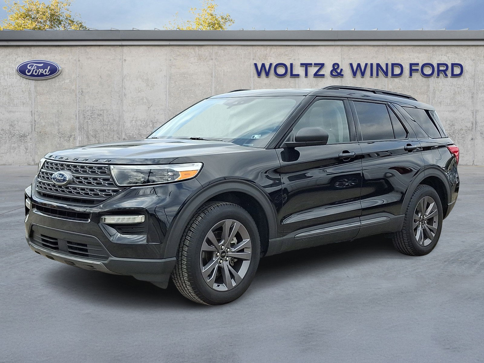 Used 2021 Ford Explorer XLT w/ Equipment Group 202A image 3