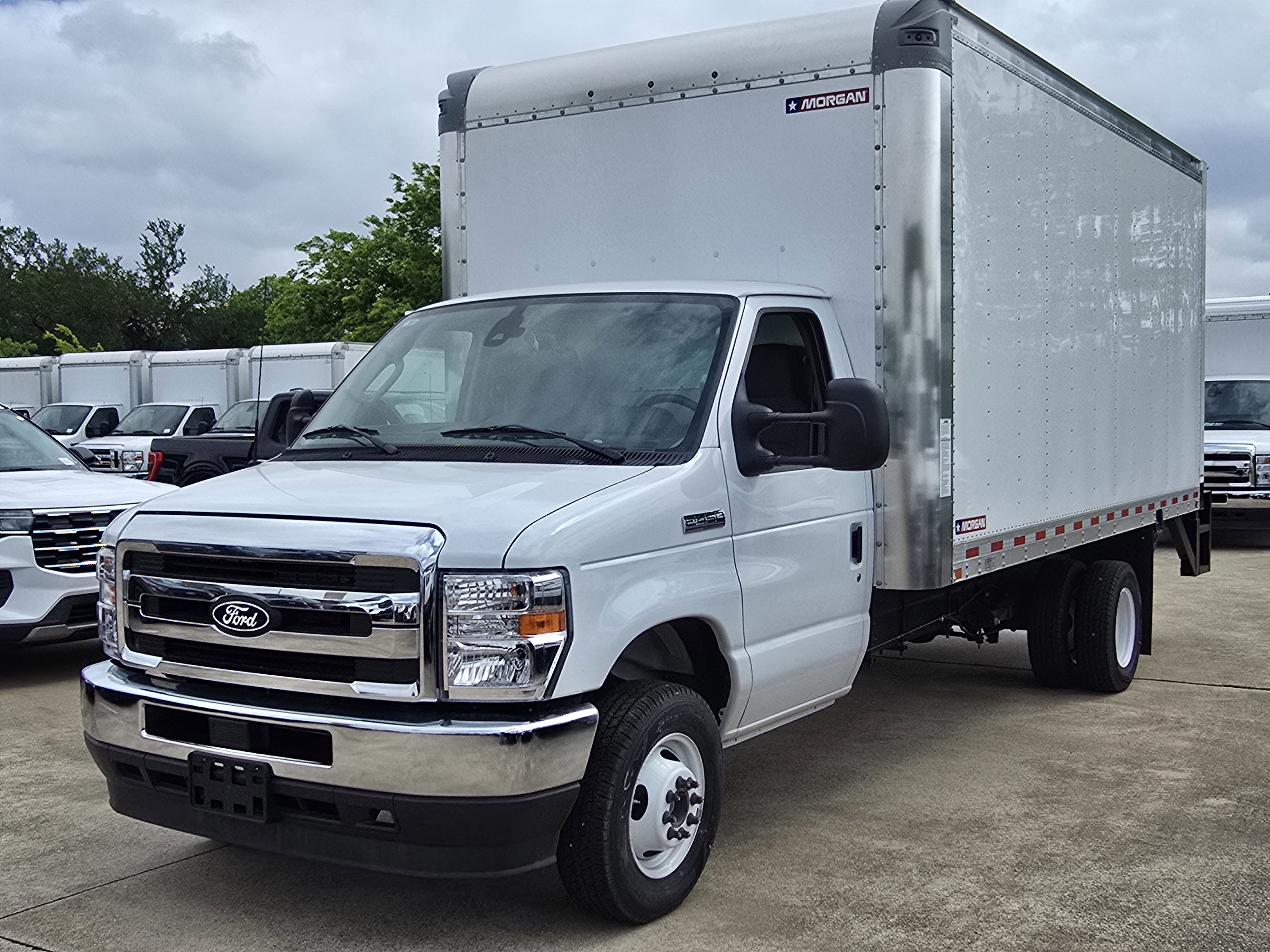 New 2026 Ford E-450 and Econoline 450 Super Duty w/ Driver's Safety Package RWD image 3