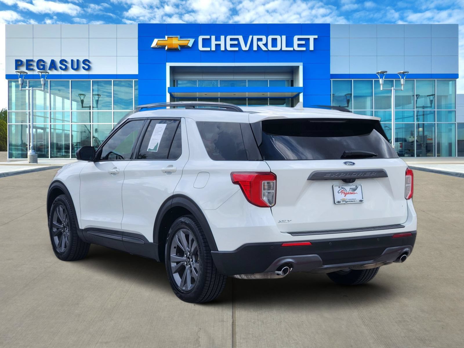 Used 2021 Ford Explorer XLT w/ Equipment Group 202A RWD image 5