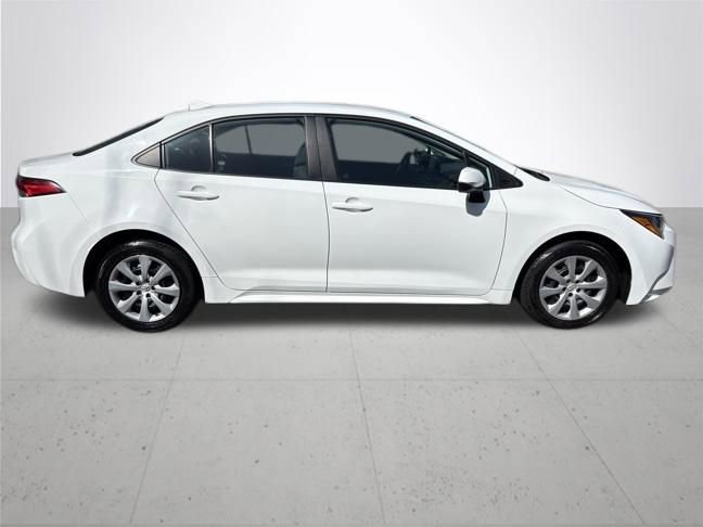 Used 2022 Toyota Corolla LE FWD image 5