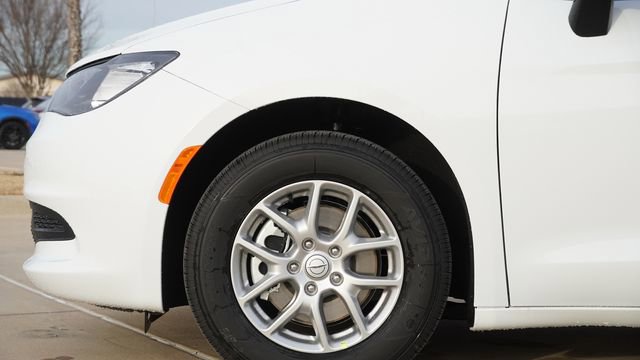 New 2026 Chrysler Voyager LX image 5