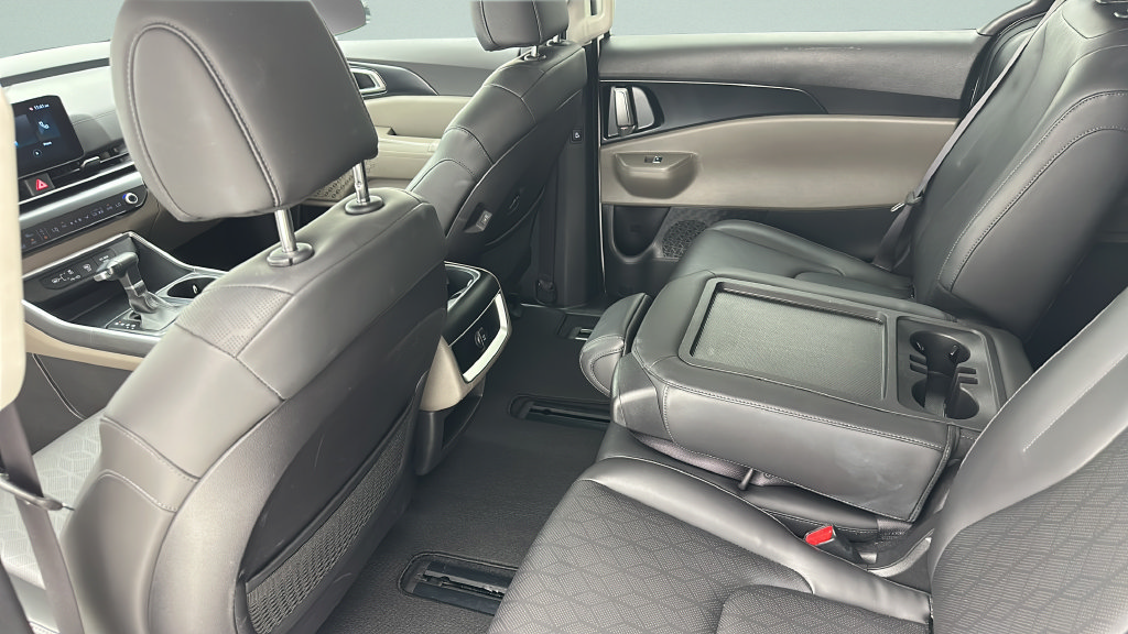 Used 2025 Kia Carnival FWD image 9