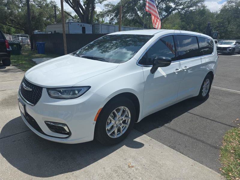 Used 2025 Chrysler Pacifica Select FWD image 10