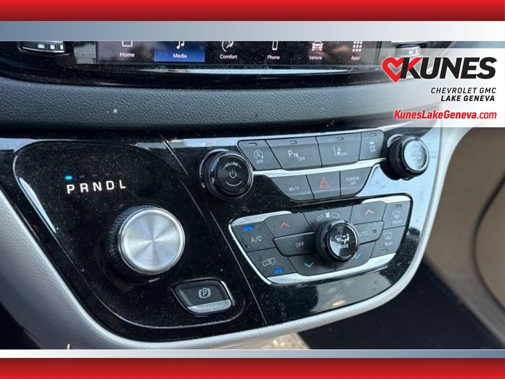 Used 2023 Chrysler Pacifica Touring-L FWD image 19