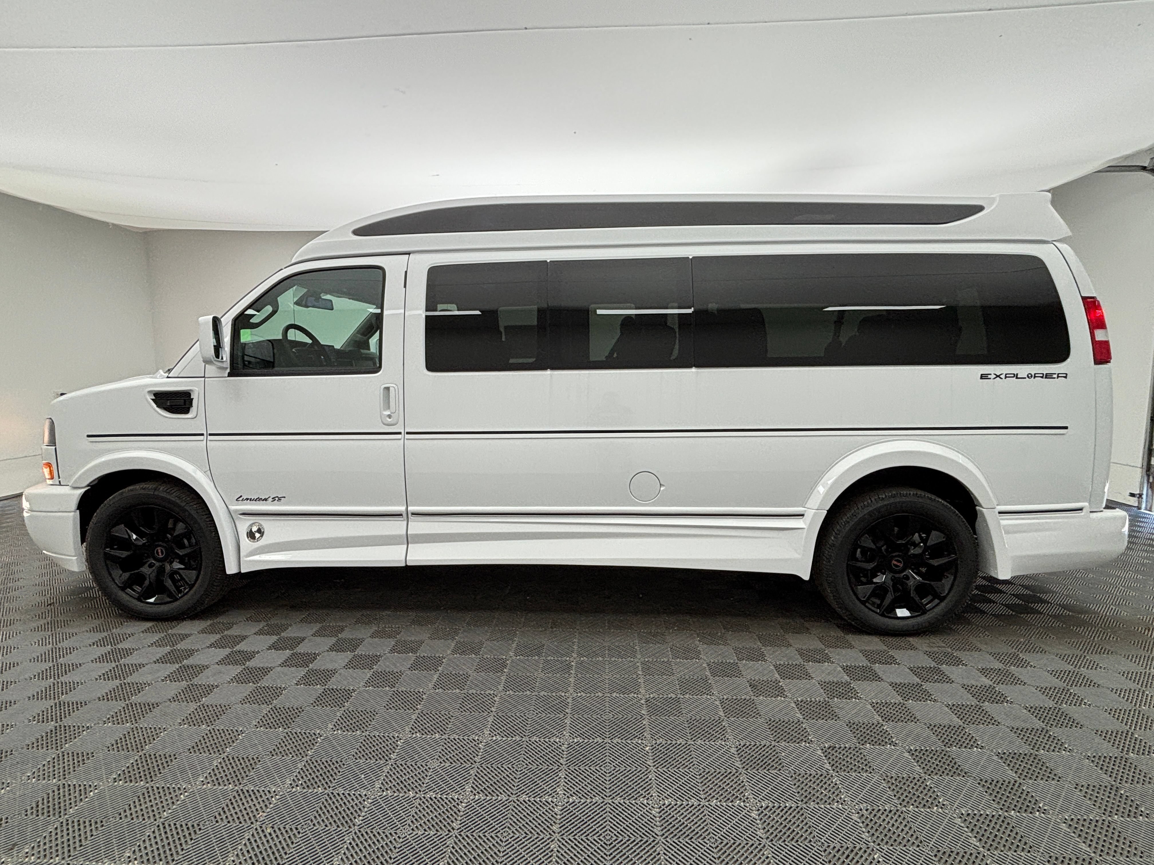 New 2026 GMC Savana 3500 Extended w/ Driver Convenience Package RWD image 15