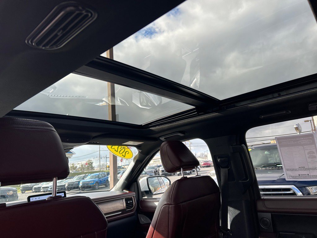 Used 2023 Ford Expedition Limited image 11