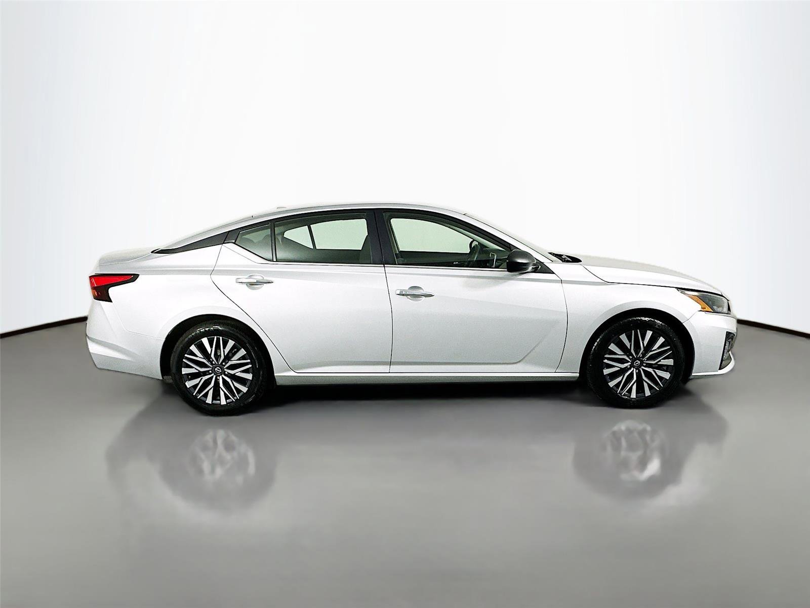 Used 2024 Nissan Altima 2.5 SV FWD image 16