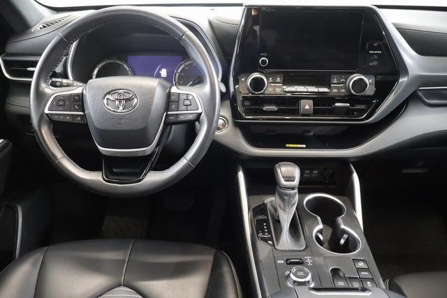 Used 2023 Toyota Highlander XSE AWD/4WD image 16