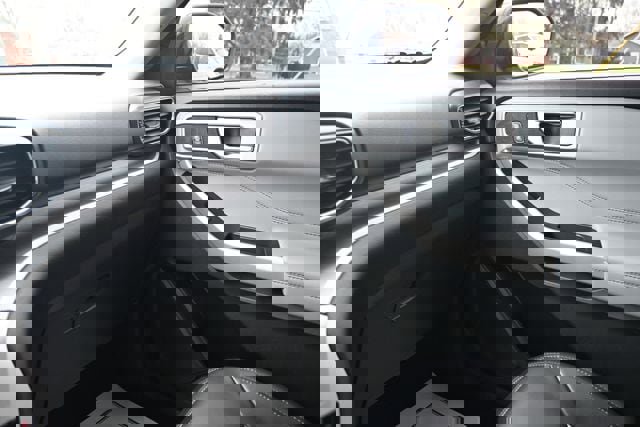 Used 2022 Ford Explorer XLT w/ Equipment Group 202A image 30