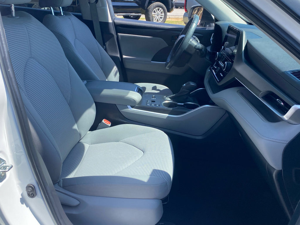 Used 2023 Toyota Highlander LE image 16