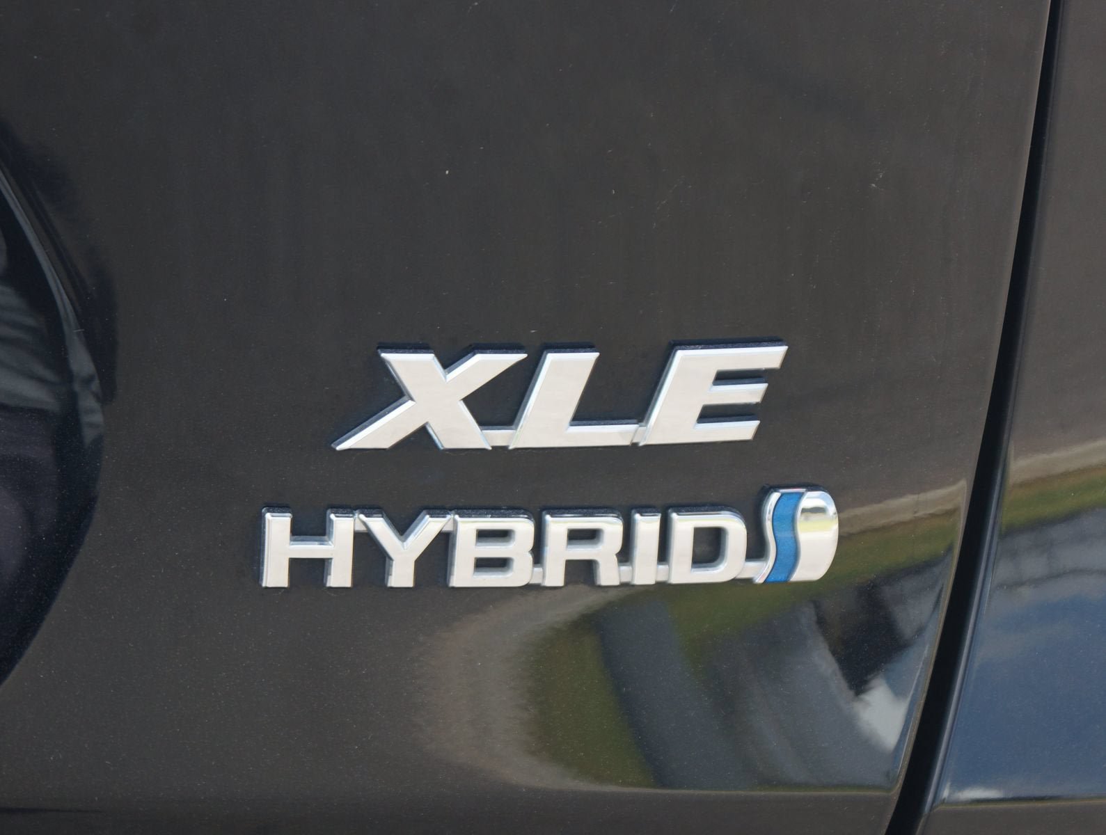 Used 2022 Toyota RAV4 XLE Premium AWD/4WD image 19