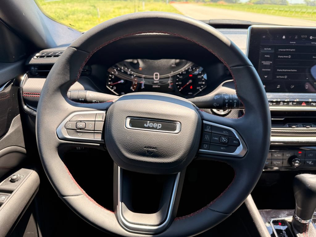 Used 2025 Jeep Compass Trailhawk AWD/4WD image 12