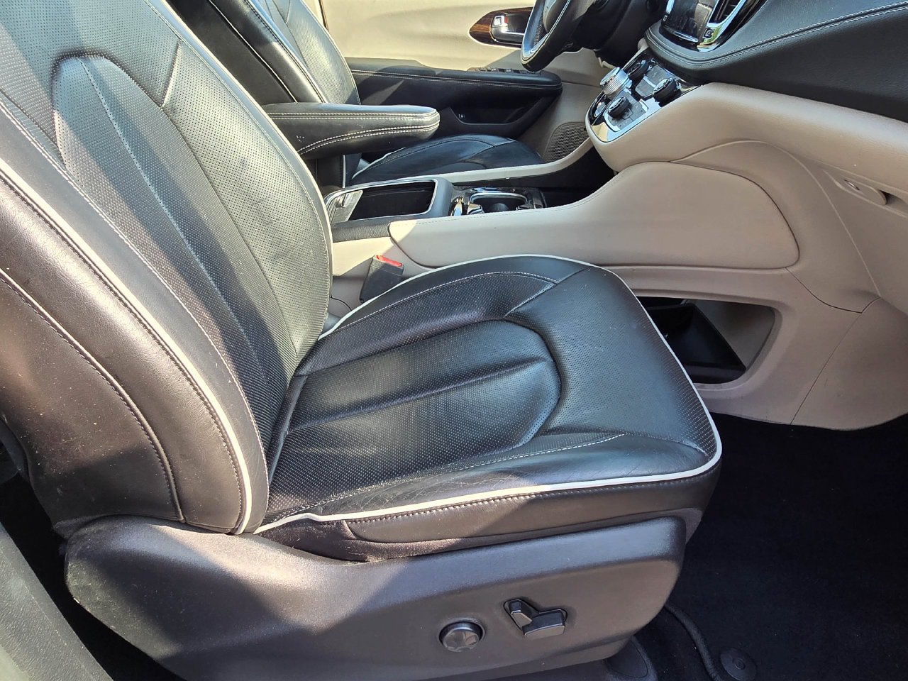Used 2022 Chrysler Pacifica Limited w/ Uconnect Theater Family Group FWD image 33