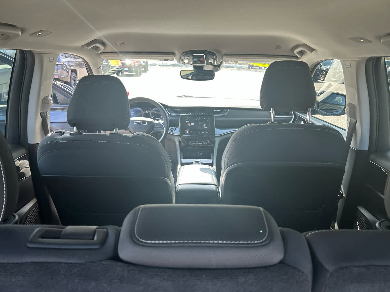 Used 2023 Jeep Grand Cherokee Laredo image 40