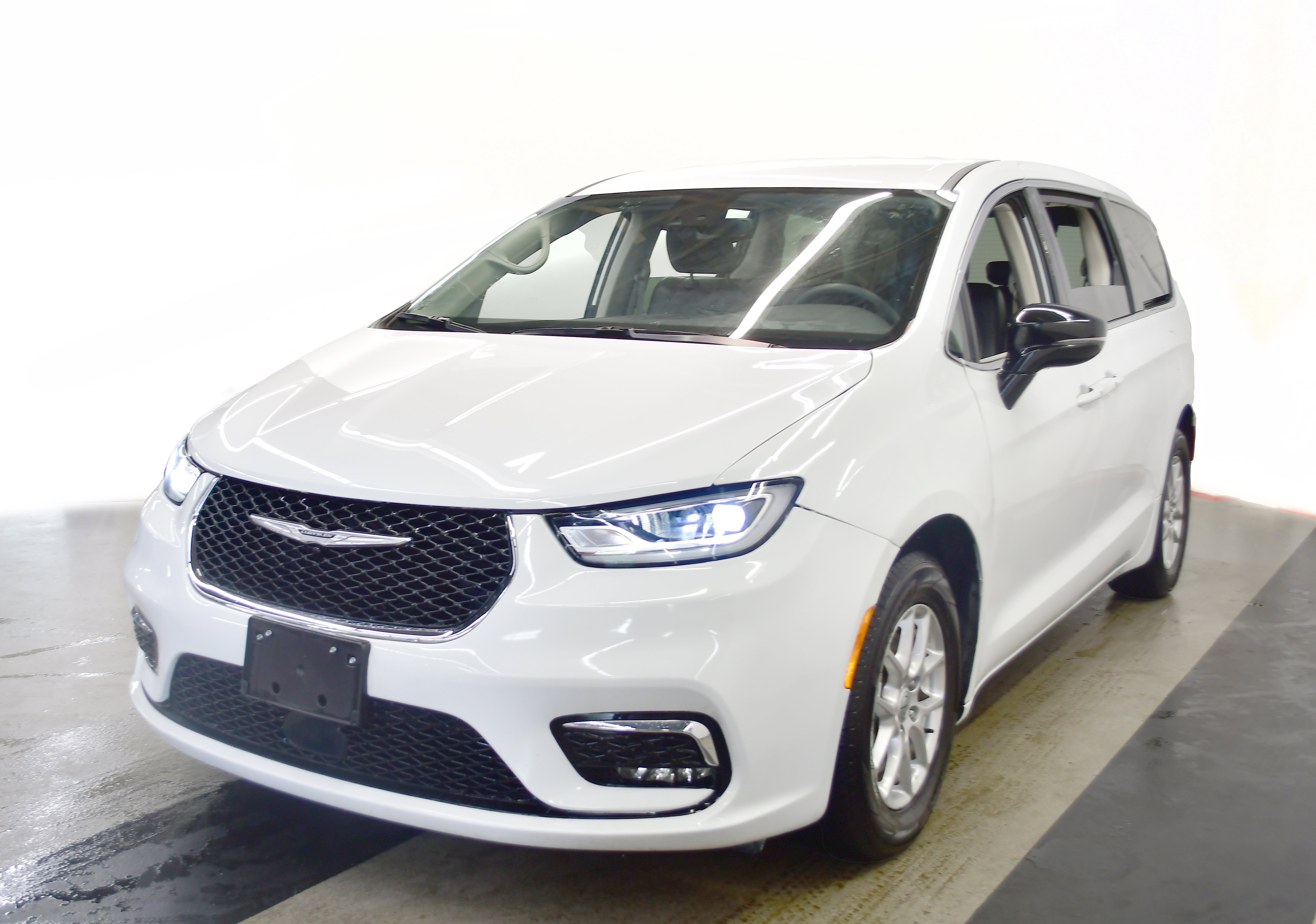 Used 2024 Chrysler Pacifica Touring-L FWD image 4