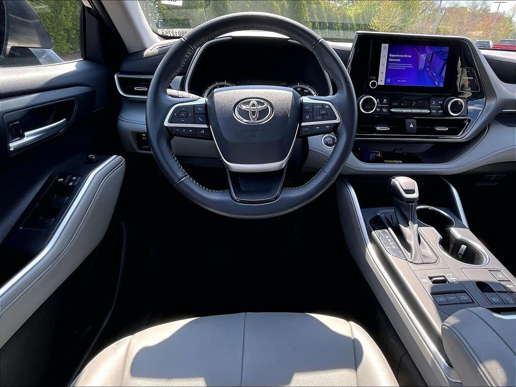 Used 2023 Toyota Highlander XLE AWD/4WD image 18