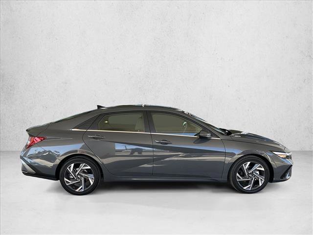 Used 2025 Hyundai Elantra SEL FWD image 4