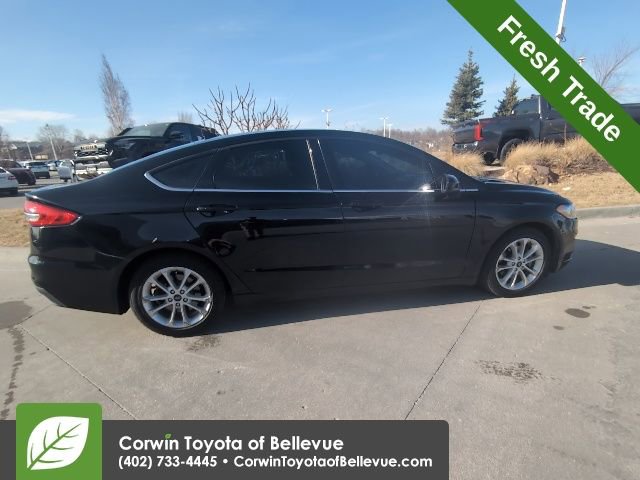 Used 2019 Ford Fusion SE image 2