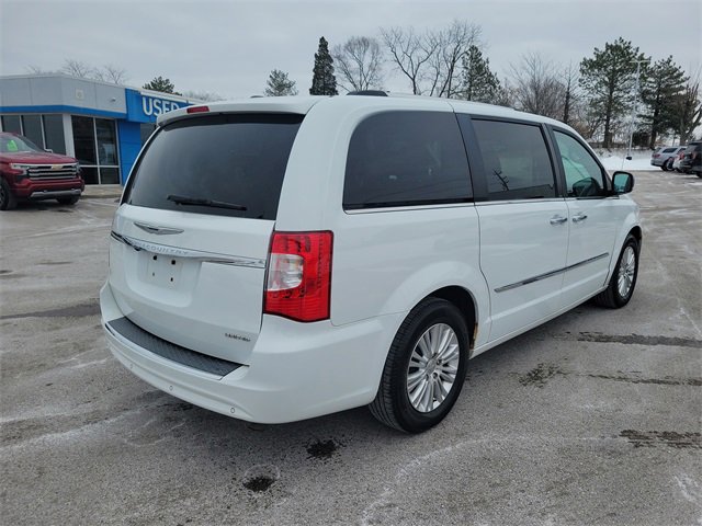 Used 2014 Chrysler Town & Country Limited image 4