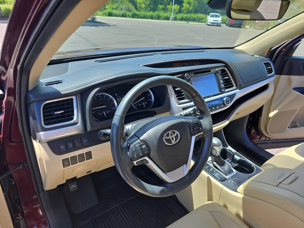Certified 2019 Toyota Highlander XLE AWD/4WD image 18