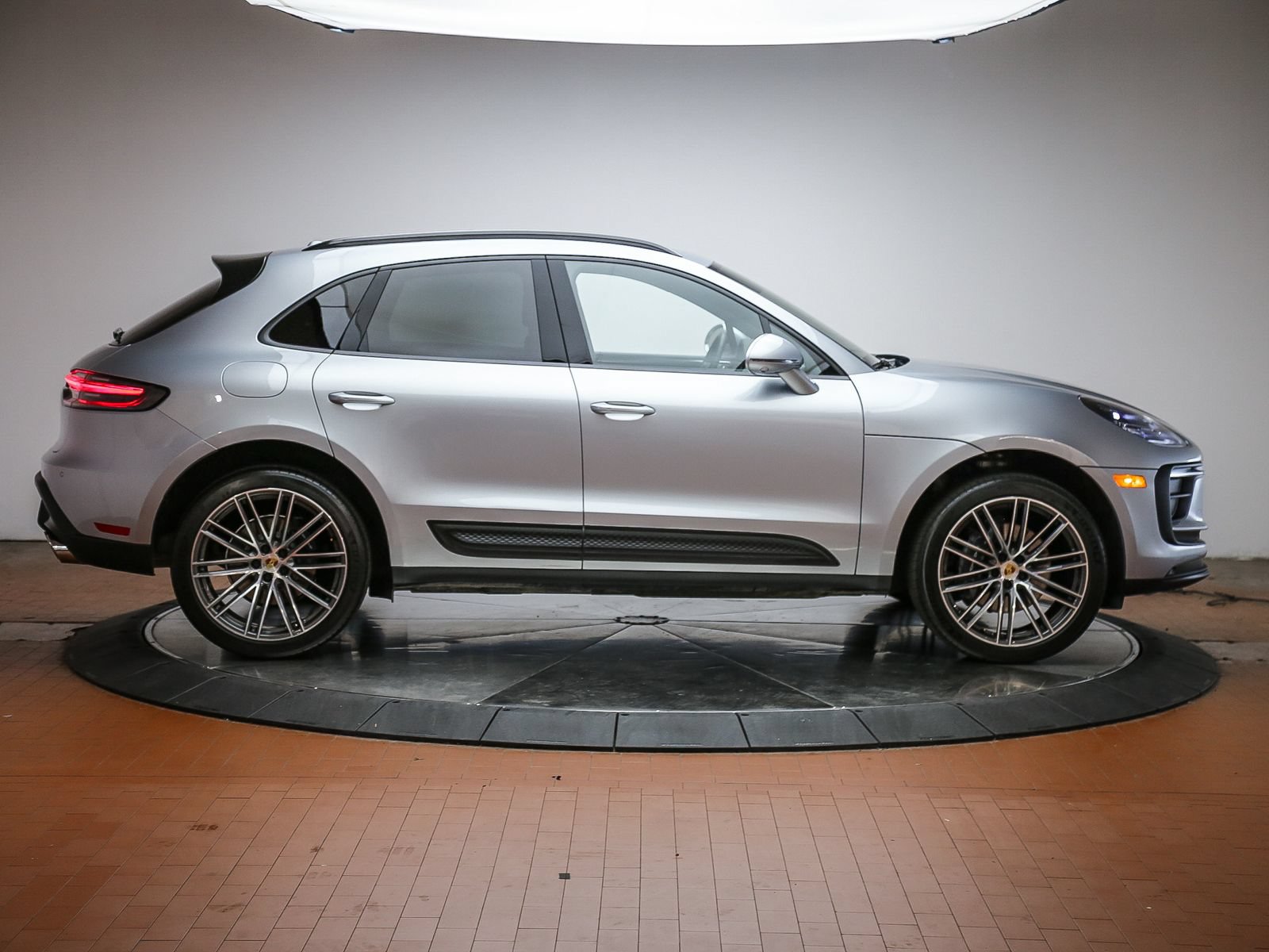 Certified 2026 Porsche Macan AWD/4WD image 8