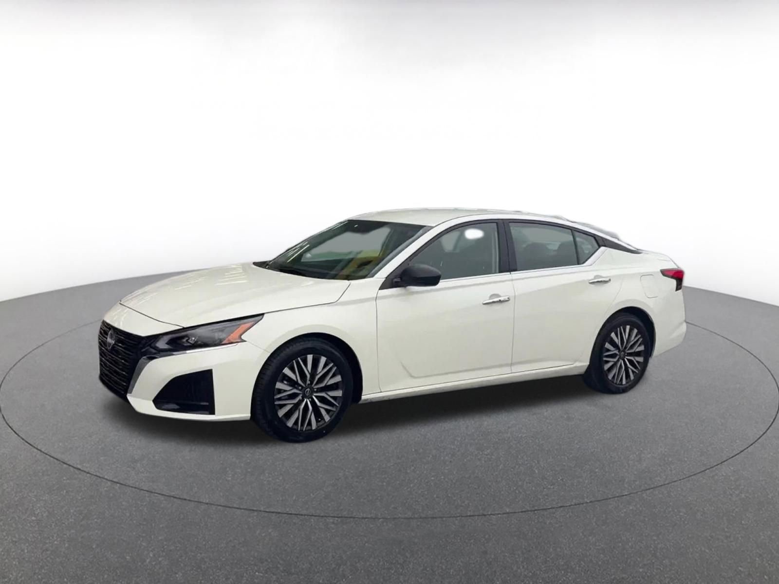 Used 2025 Nissan Altima 2.5 SV FWD image 8