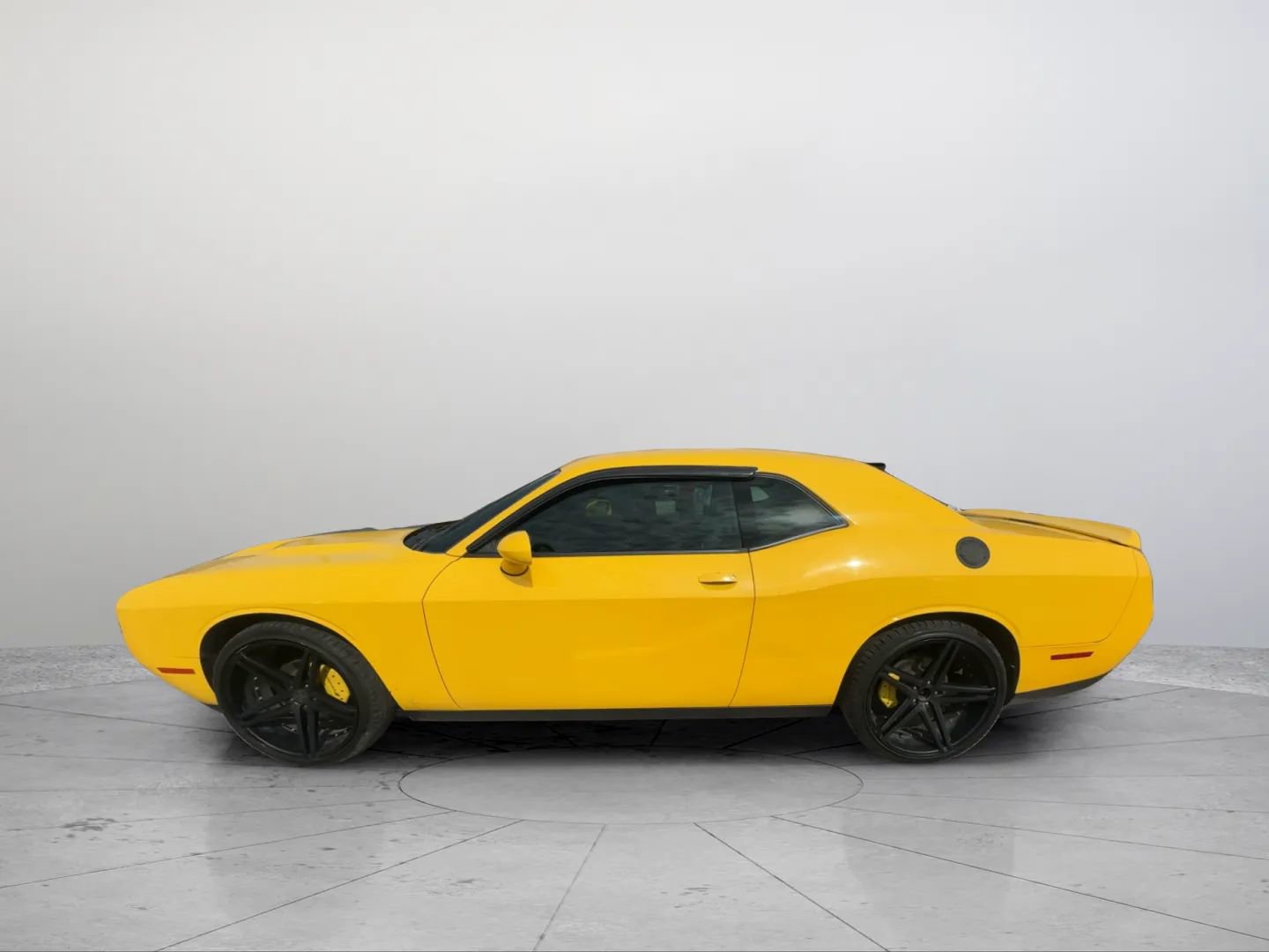 Used 2018 Dodge Challenger SXT image 2